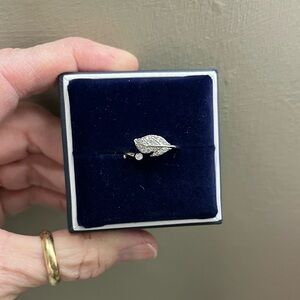 Leaf asymmetrical Fashion Ring NWOT
